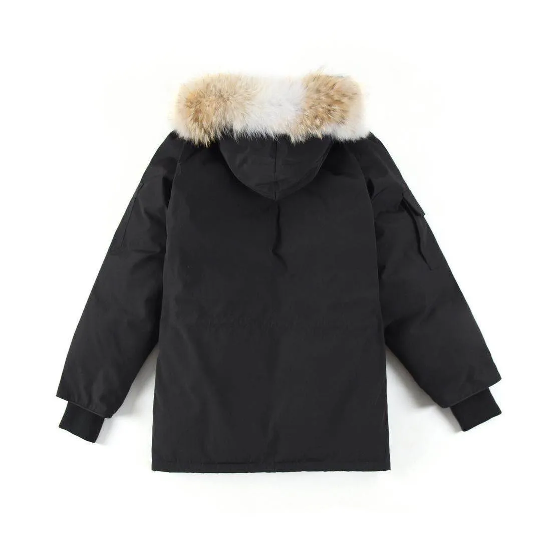 P780 with dust bag) Canada Goose Canada Goose #Expedition expedition parka classic down jacket ➖ Imported 21-count polyester-cotton blended original fabric [last year’s 16-count/18-count hard fabrics have been completely eliminated, this year all use 21-count genuine synchronized fabrics, the soft mid-band feels delicate and textured], genuine synchronized Feather-Light 10D waterproof coated fabric, made of 84.5% polyester fiber and 15.5% cotton, 100% the best feel in the entire network! ➖ The genuine official website is synchronized with the national standard 80 white duck down, you can check the official website customer service, there will never be a series of misleading claims such as 90 down or goose down! ➖ Using the best nylon lining with double double-layer sealing design, velvet-proof No. 7 needle + grid-filled down ready-made garments, there is 100% no so-called velvet running! ➖ The cuffs are designed with thickened seamless threads, and the collar and pockets are lined with top-quality polar fleece to keep you warm and comfortable! ➖ Yoshida YKK provides original custom-made electroplated sliders. YKK two-way lockable zippers are tight and smooth and will not peel off paint! ➖ 3M composite guarantees that the Velcro is the same as the original, durable, and all accessories and hardware are custom-made! ➖ Imported BEHRINGER embroidery machine to customize the 10,000-needle embroidery logo, 98% of which can be reproduced to restore the original logo. You can check and compare on the official website! ➖ The fur collars are all made of large pieces of Western Canadian blue wolf hide, ensuring that each fur collar is 13-15cm wide! 08 models for men and women SIZE: XS S M L XL XXL